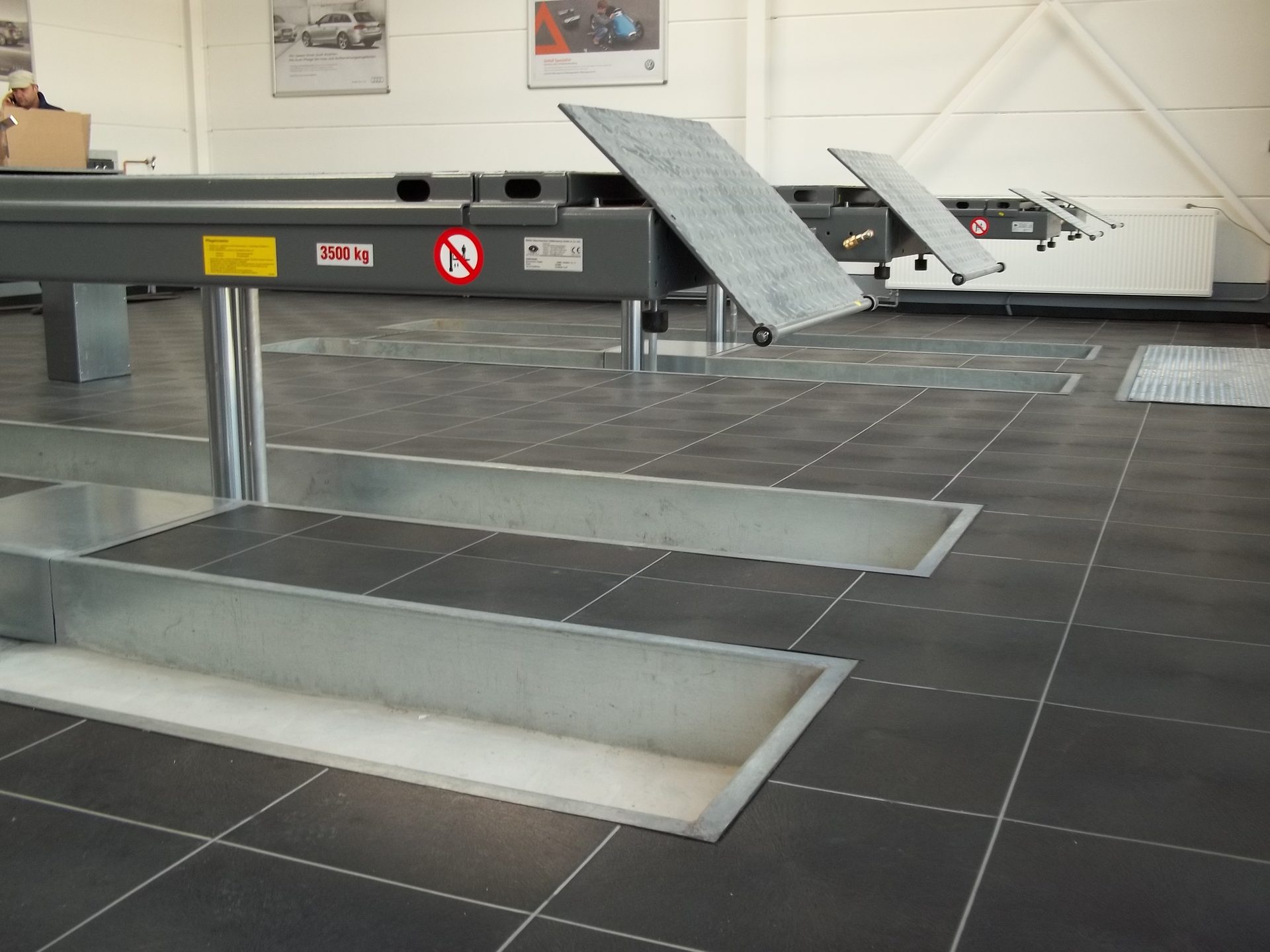 Prüfstand in einer Werkstatt, ringsum der neue Boden aus grauen Platten
