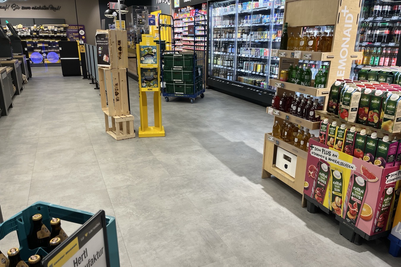Kassenzone eines Supermarkts mit Boden in Betonoptik
