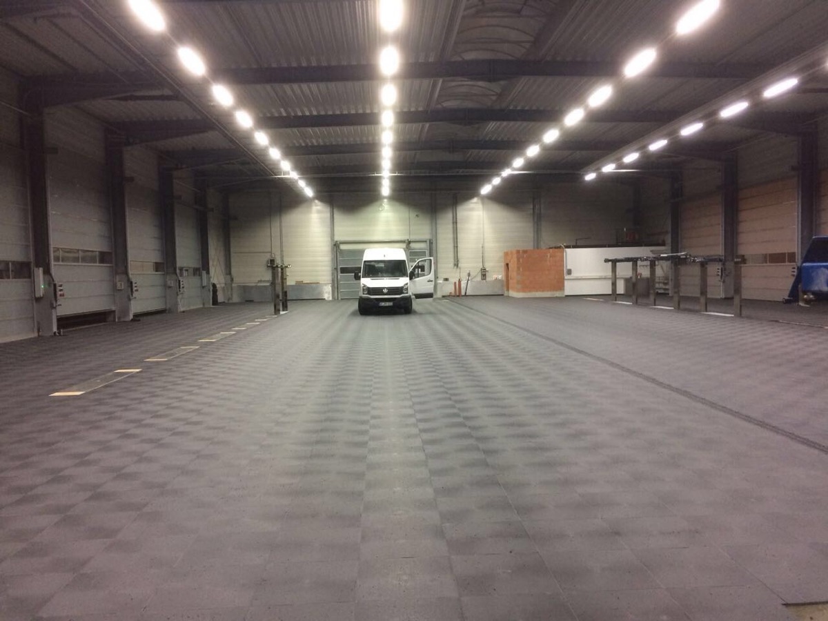Große Halle mit durchgehend verlegtem Puzzle-Boden