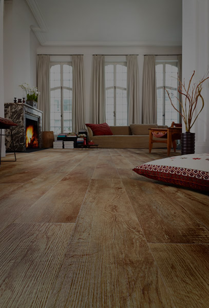 Wohnzimmer mit Kamin und warmem Eichen-Designvinyl