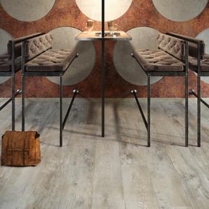 Loft mit dunklem Eichendekor und ruhigem Sessel