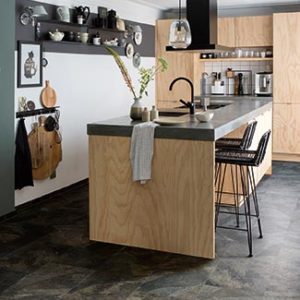 Moderne Küche mit schwarzem Schiefer-Vinylboden