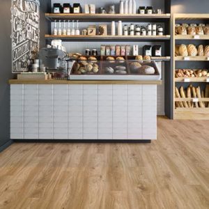 Heller Ladenraum mit Bäckereitheke und Sierra-Oak-Vinylboden